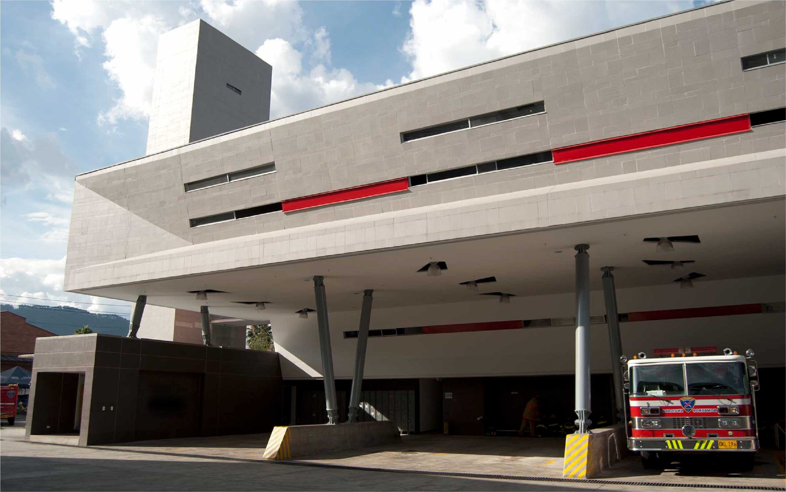 Estación de Bomberos de Envigado - Javier Vera Arquitectos
