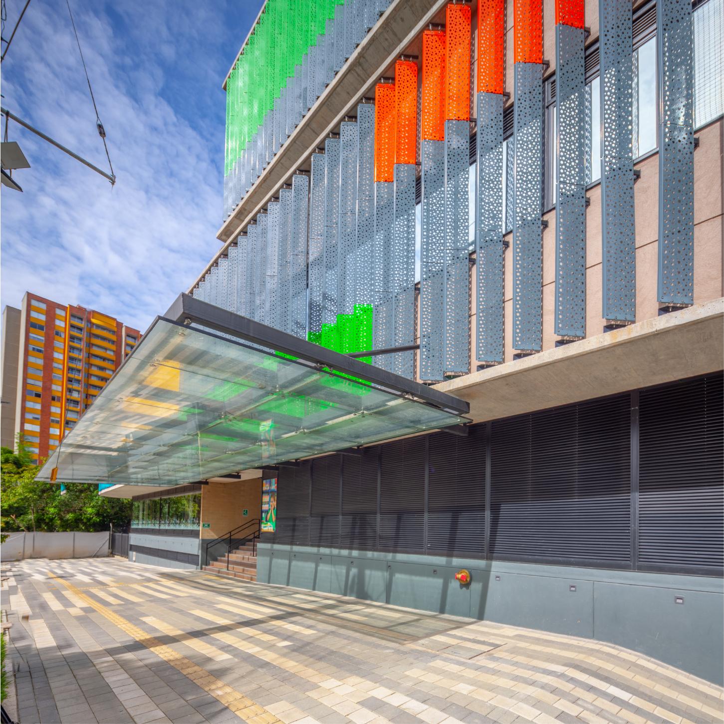Preescolar San José de Las Vegas - Javier Vera ArquitectosÁrea total construida: 5.807 m² - Año 2016. AUTOR: Arq. Javier Vera L. ARQUITECTOS COLABORADORES: Ana Isabel Valencia V., Adriana Agudelo L., Juan Felipe Prisco D. DISEÑOS TÉCNICOS: Diseño estructural y ENE; IngeMac Soluciones Estructurales S.A.S. Diseño eléctrico; E5 Ingeniería Diseño de iluminación, Celsia S.A.S. Diseño hidrosanitario y Gas; Ingeniera Clara Cecilia Escobar Diseño bioclimático; PVG Arquitectos Interventoría y supervisión técnica; TIP Interventoría Técnica de Proyectos S.A.S. FOTOGRAFIA: Arq. Sergio Gómez.